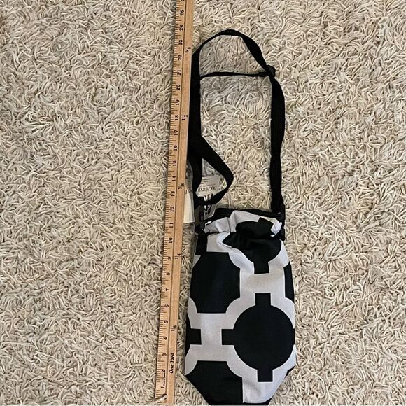 Buckhead Betties Drop the Latitude Black/White Insulated Wine Bag w/strap, NWT - Picture 1 of 10